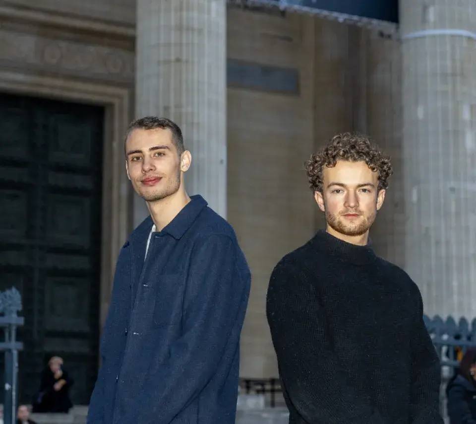 Deux étudiants devant le Panthéon